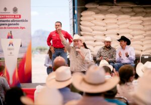 Más de 400 productores de Pánuco de Coronado reciben 100 toneladas de maíz molido para mantener alimentado su ganado durante la sequía (2)