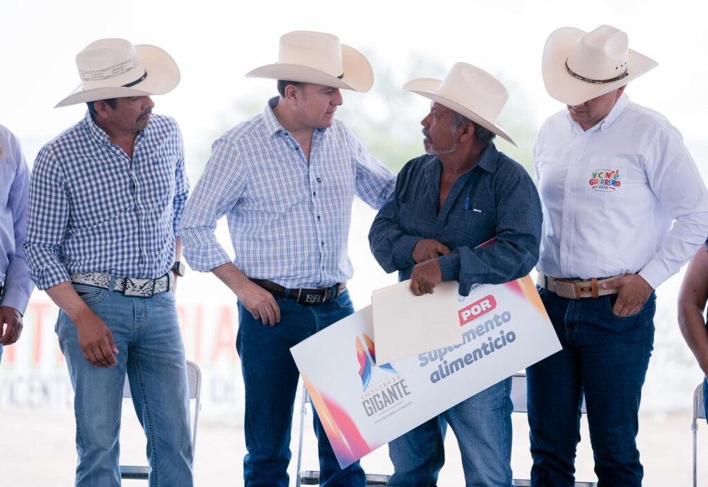 Productores de Vicente Guerrero reciben 80 toneladas de suplemento para proteger su ganado durante la sequía; Esteban continúa apoyando al campo (3)