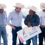 Productores de Vicente Guerrero reciben 80 toneladas de suplemento para proteger su ganado durante la sequía; Esteban continúa apoyando al campo (3)