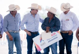Productores de Vicente Guerrero reciben 80 toneladas de suplemento para proteger su ganado durante la sequía; Esteban continúa apoyando al campo (3)