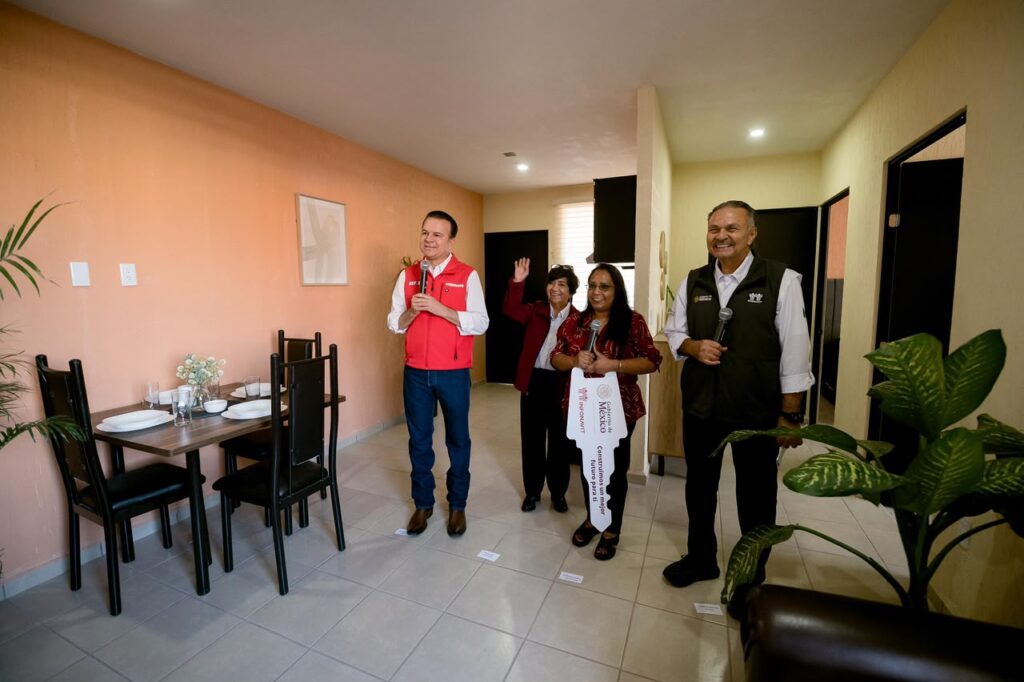En enlace con la Mañanera de la Presidenta Claudia Sheinbaum entregan en Durango las primeras 450 viviendas del Infonavit; familias ya cuentan con un patrimonio propio (4)