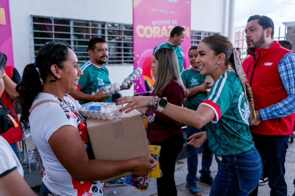 Llegan despensas, sillas de ruedas, bastones y otros apoyos gratuitos a familias de Pueblo Nuevo; Marisol escucha y responde a la gente (7)