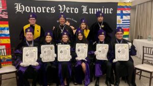 Los seis agentes aduanales investidos con el Doctorado Honoris Causa.