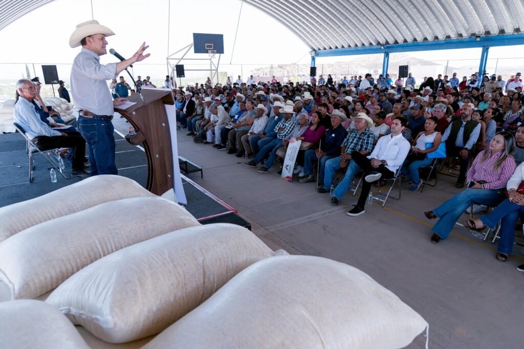 Productores de Cuencamé reciben 80 toneladas de maíz molido para enfrentar la sequía; gobernador Esteban anuncia obras en escuelas y nuevos pozos para llevar más agua a las familias (3)