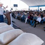 Productores de Cuencamé reciben 80 toneladas de maíz molido para enfrentar la sequía; gobernador Esteban anuncia obras en escuelas y nuevos pozos para llevar más agua a las familias (3)