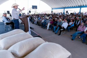 Productores de Cuencamé reciben 80 toneladas de maíz molido para enfrentar la sequía; gobernador Esteban anuncia obras en escuelas y nuevos pozos para llevar más agua a las familias (3)
