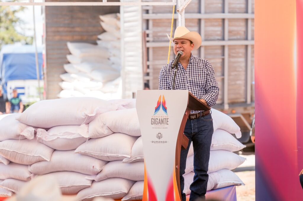 Productores de Guadalupe Victoria reciben 150 toneladas de semilla de avena y 120 de maíz molido para mejorar la producción del campo y la ganadería (3)