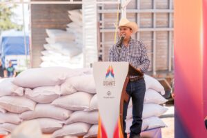 Productores de Guadalupe Victoria reciben 150 toneladas de semilla de avena y 120 de maíz molido para mejorar la producción del campo y la ganadería (3)