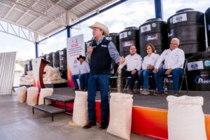 Productores de San Dimas mantendrán su ganado en mejores condiciones; entrega el gobernador Esteban 100 toneladas de maíz molido (3)