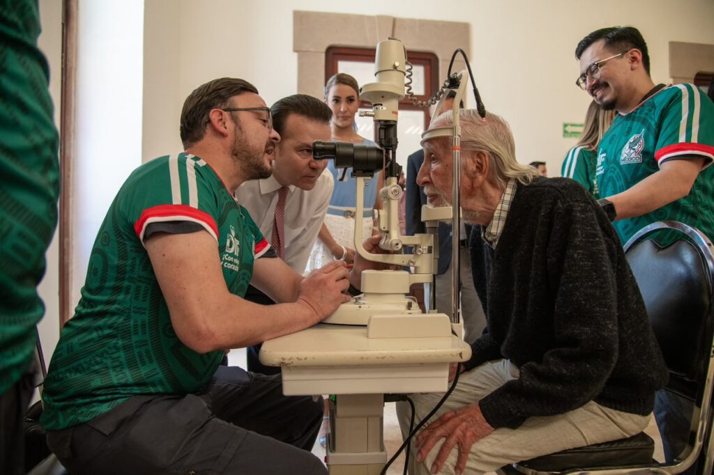 Con lágrimas en los ojos, pacientes recuperan la vista con cirugías gratuitas de cataratas del DIF Estatal (8)
