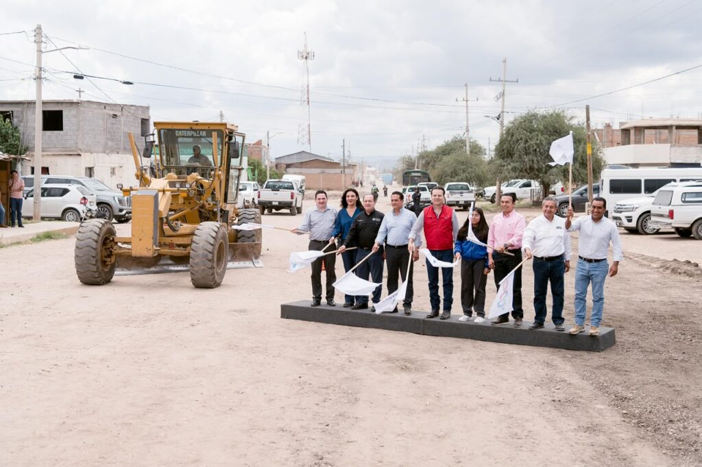 En Durango, la calle Camino La Loma comienza a pavimentarse; más de 60 familias reciben cuartos, losas y baños, y estudiantes, computadoras nuevas (1)