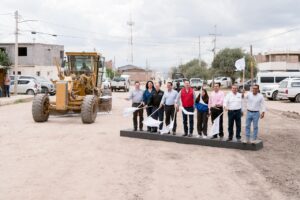 En Durango, la calle Camino La Loma comienza a pavimentarse; más de 60 familias reciben cuartos, losas y baños, y estudiantes, computadoras nuevas (1)