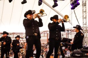 Grupo Laberinto cierra en grande la tradicional Cabalgata de La Villista 2026 (6)