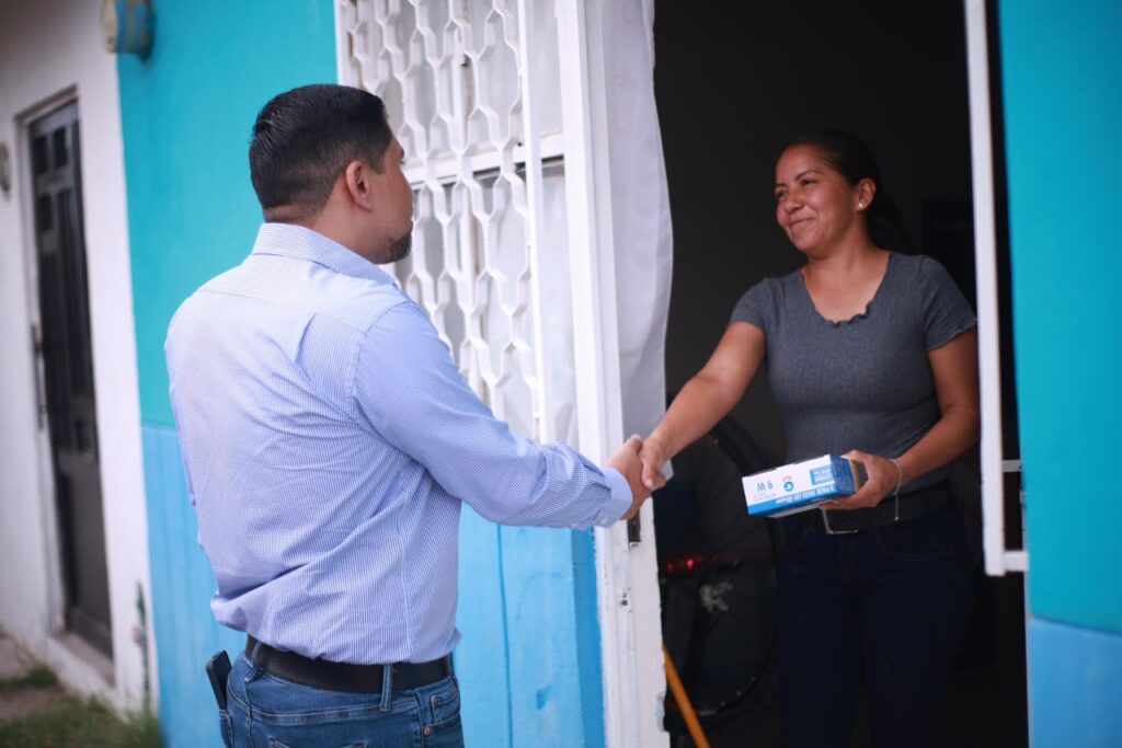 Impulsa Fernando Rocha el cuidado de la economía familiar con entrega de focos ahorradores en el Quinto Distrito (1)
