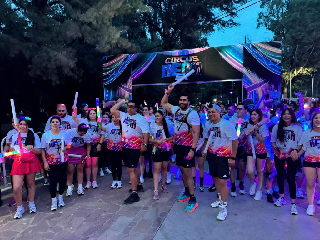 Más de 1,800 personas llenan de color y energía la primera edición de la Circus Neon 5K (5)