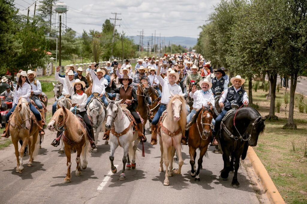 Más de 6 mil jinetes participan en la tradicional Cabalgata Villista de la Feria Nacional Francisco Villa Durango 2026 (6)