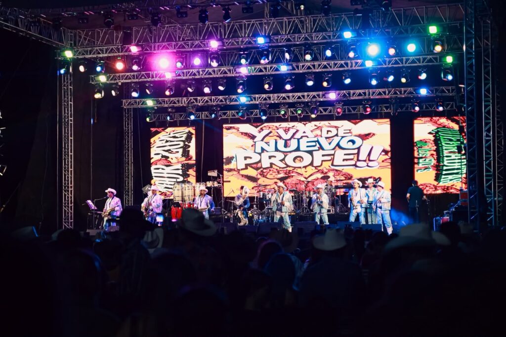 Banda Mach, Banda Maguey y Banda Radar desataron la fiesta de la quebradita en La Villista (5)