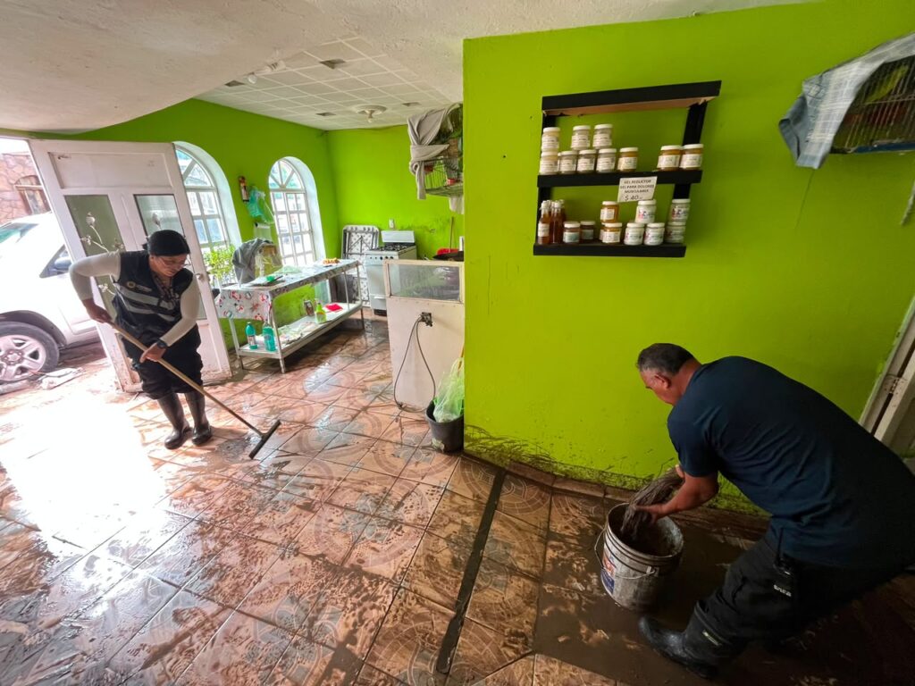 Continúan acciones en apoyo a familias afectadas por inundación en Durango (2)