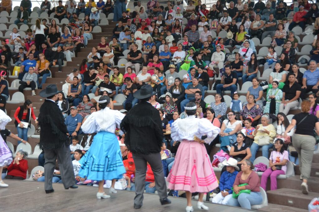 Gran asistencia de familias y visitantes disfrutan la música y tradición del XXI Festival Internacional del Mariachi, su Charrería y Danza en Durango (8)