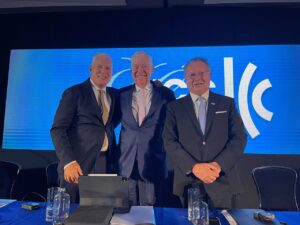 John W.H. Denton AO, secretario General de ICC global, con Claus von Wobeser y Alberto Espinoza Desigaud