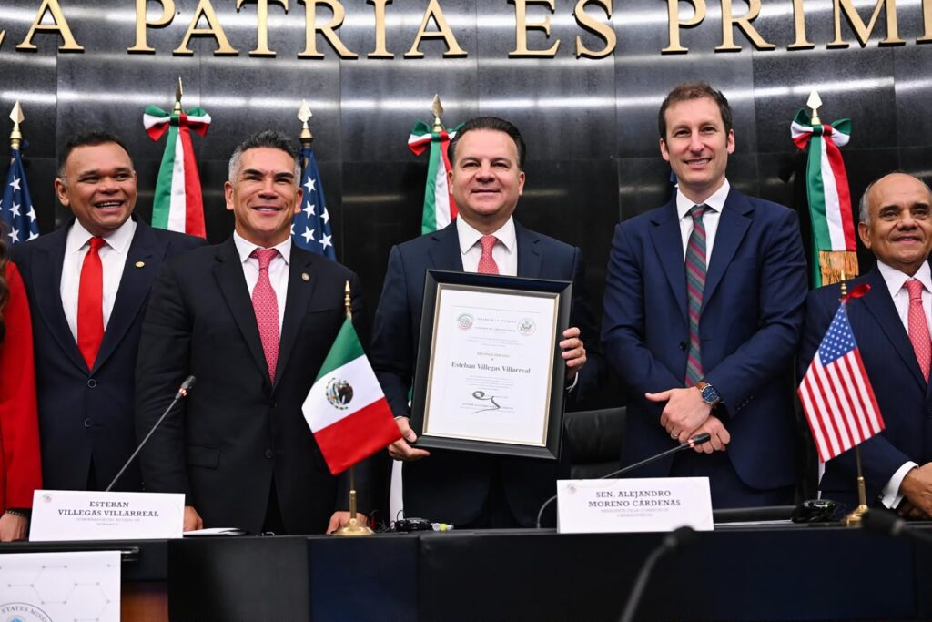 Junto al representante de la Embajada de Estados Unidos, reconocen a Esteban Villegas por su ponencia sobre ciberseguridad en el Senado de la República (3)