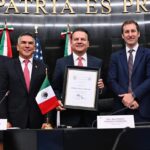 Junto al representante de la Embajada de Estados Unidos, reconocen a Esteban Villegas por su ponencia sobre ciberseguridad en el Senado de la República (3)