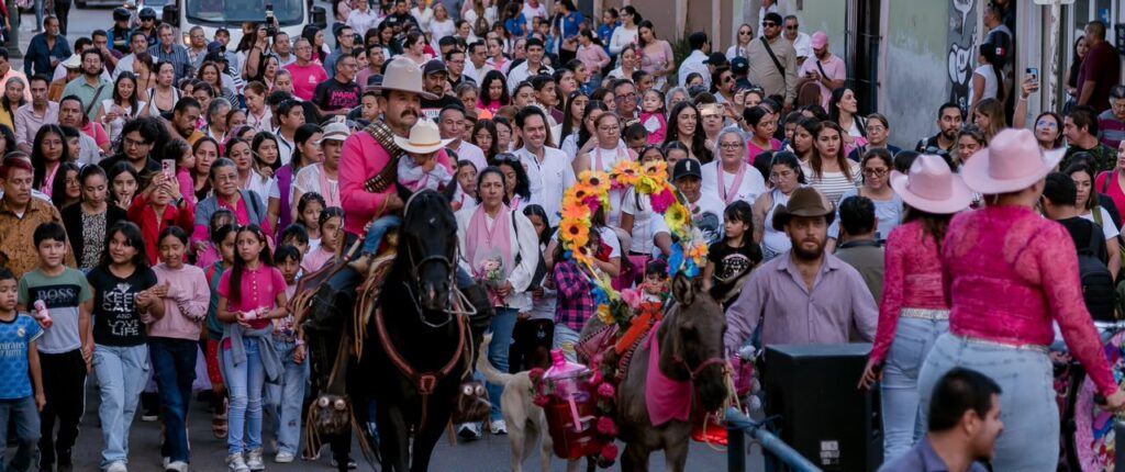 Con música y alegría, Durango vive la Callejoneada Infantil Rosa 2026; DIF Estatal promueve la concientización y la lucha contra el cáncer de mama (7)