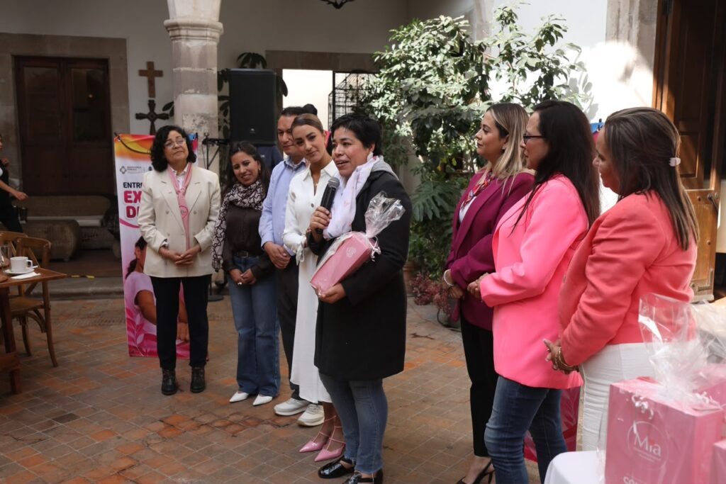 En emotivo encuentro con sobrevivientes de cáncer de mama, Marisol Rosso entrega prótesis externas a 40 beneficiarias (4)
