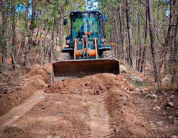 Gobierno del Estado presta maquinaria pesada para mejorar caminos en la región de Las Quebradas (5)