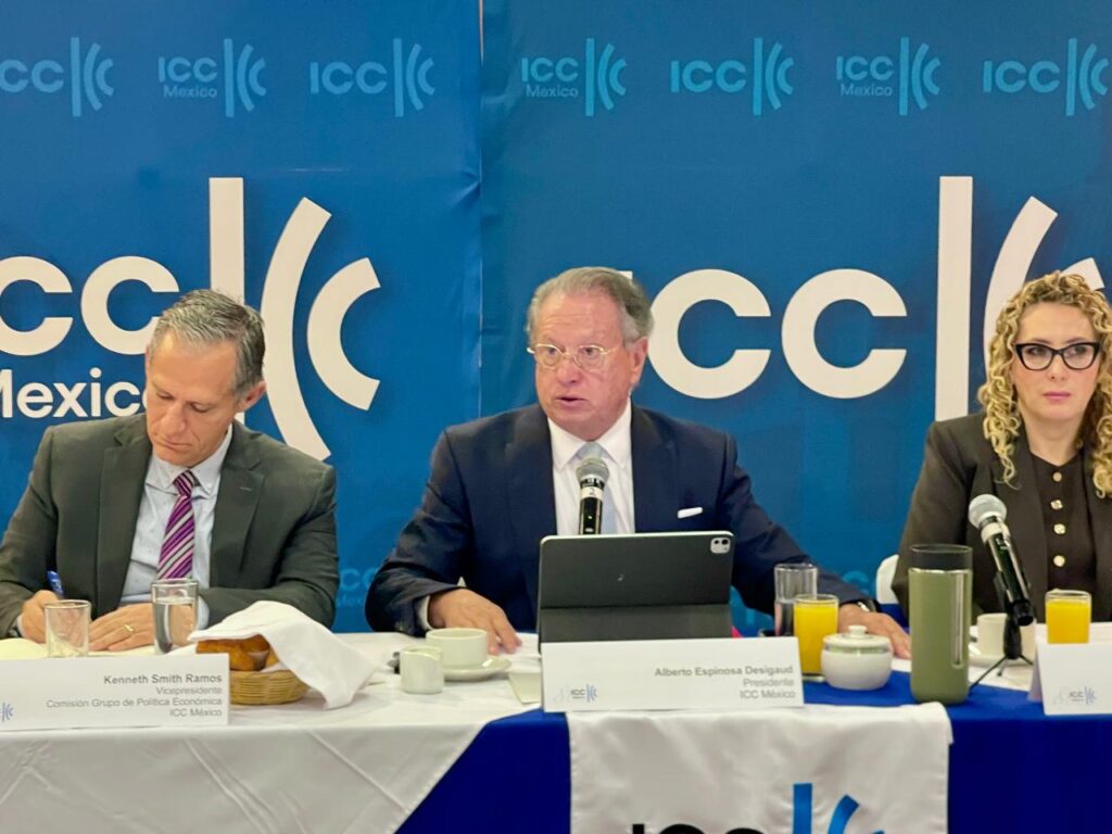 Kenneth Smith, vicepresidente del Comité de Política Económica; Alberto Espinosa Desigaud, presidente; y Yesica González, directora General, de la International Chamber of Commerce en México (ICC México)