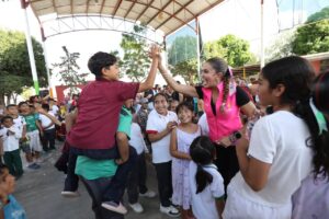 Marisol Rosso lleva paquetes alimentarios a comunidades afectadas por las lluvias en Gómez Palacio y anuncia un nuevo comedor escolar (4)