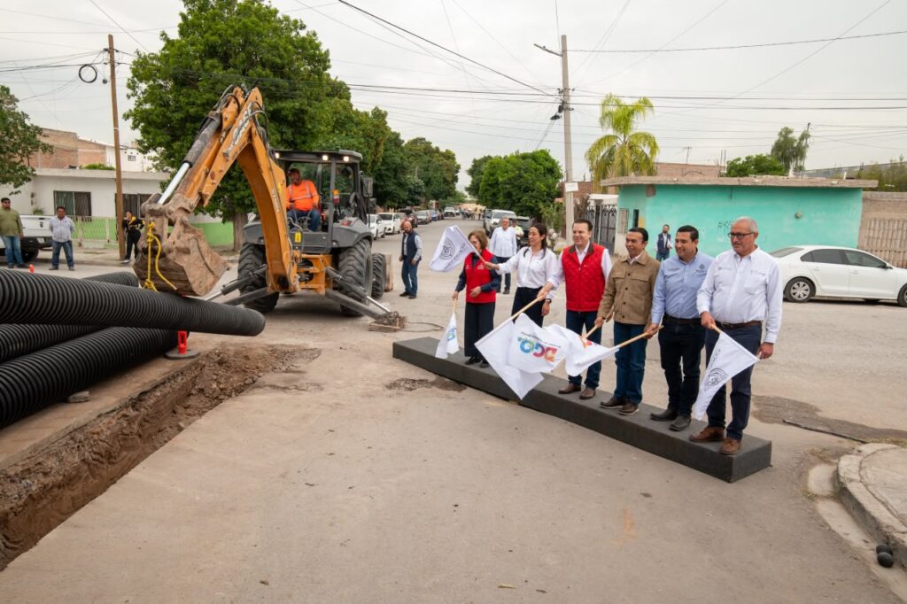 Mejorarán drenaje y reducirán riesgos de inundaciones en Gómez Palacio; Esteban y Betzabé inician colector sanitario (3)