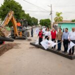 Mejorarán drenaje y reducirán riesgos de inundaciones en Gómez Palacio; Esteban y Betzabé inician colector sanitario (3)